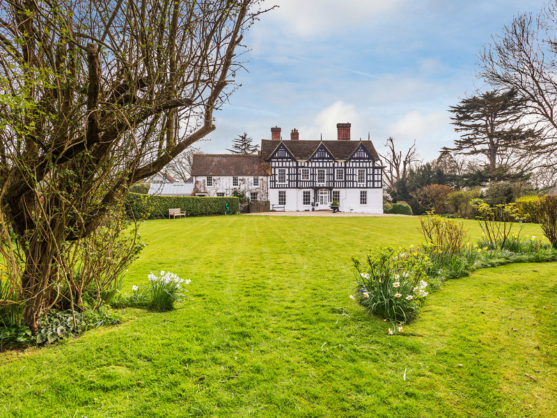 4 Bed Character Property To Rent in Reigate